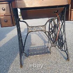 Antique Singer Treadle Sewing Machine in Cabinet, Vintage Early 1910-1915