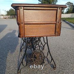Antique Singer Treadle Sewing Machine in Cabinet, Vintage Early 1910-1915