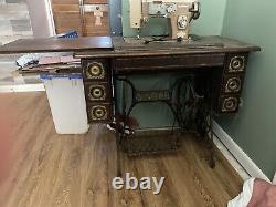 Antique Singer Treadle Sewing Machine in cabinet, vintage early 1900s
