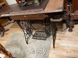 Antique Singer Treadle Sewing Machine with Sewing Box G7958651 G series Vintage