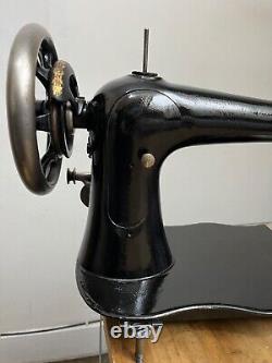 Antique Singer VS2 Fiddle Base Sewing Machine