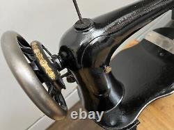 Antique Singer VS2 Fiddle Base Sewing Machine