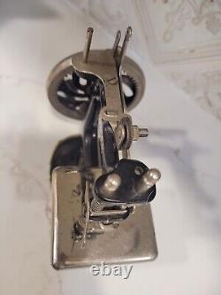 Antique Singer sewing machine Small Hand Crank 1920