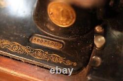 Antique Singer sewing machine with wood case and has key