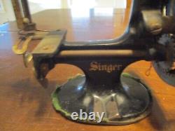 Antique The Singer Sewing Machine Co. 1900's Childs hand crank toy sew machine