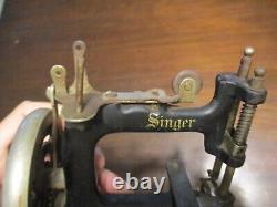 Antique The Singer Sewing Machine Co. 1900's Childs hand crank toy sew machine
