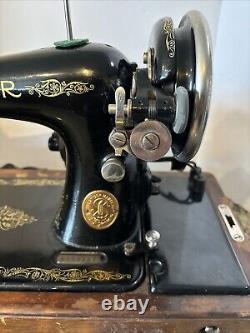 Antique VTG Singer Model 99 Sewing Machine with Wood Case Hand Crank NO KEY