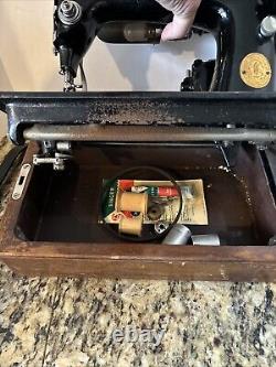 Antique VTG Singer Model 99 Sewing Machine with Wood Case Hand Crank NO KEY