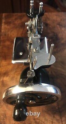 Antique Vintage 1926 Singer Model 20 Toy Child Small Sewing Machine Beautiful