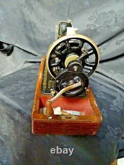 Antique /Vintage Hand Crank Singer sewing machine Y7641303