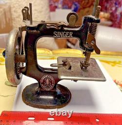 Antique/Vintage Singer Mini Sewing Machine Iron Model 20 Childs Toy Hand Crank