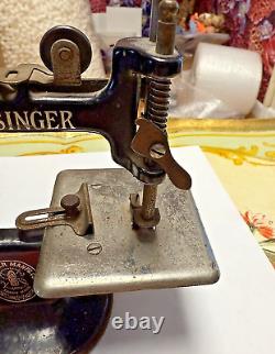 Antique/Vintage Singer Mini Sewing Machine Iron Model 20 Childs Toy Hand Crank