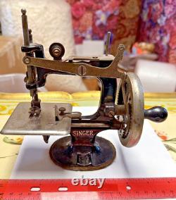 Antique/Vintage Singer Mini Sewing Machine Iron Model 20 Childs Toy Hand Crank