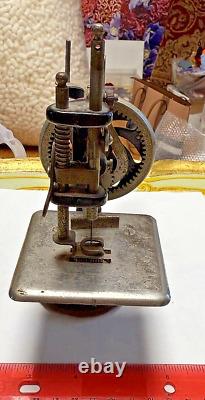 Antique/Vintage Singer Mini Sewing Machine Iron Model 20 Childs Toy Hand Crank