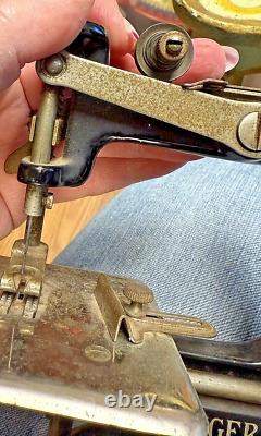 Antique/Vintage Singer Mini Sewing Machine Iron Model 20 Childs Toy Hand Crank