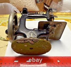 Antique/Vintage Singer Mini Sewing Machine Iron Model 20 Childs Toy Hand Crank