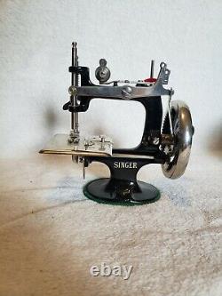 Antique Vintage Singer Model 20 Toy Sewing Machine