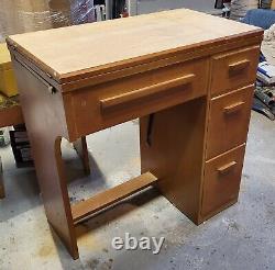 Antique Vintage Singer Sewing Machine In Cabinet Excellent Condition Works Prfct