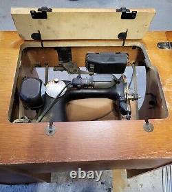 Antique Vintage Singer Sewing Machine In Cabinet Excellent Condition Works Prfct