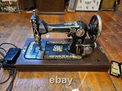 Antique Windsor B sewing machine Fancy dragon decal in wood case