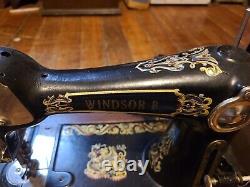 Antique Windsor B sewing machine Fancy dragon decal in wood case