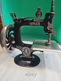 Antique early 1900s Singer MADE IN THE U. S. A. 7 Hand Crank sewing Machine