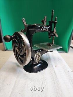 Antique early 1900s Singer MADE IN THE U. S. A. 7 Hand Crank sewing Machine