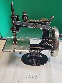 Antique early 1900s Singer MADE IN THE U. S. A. 7 Hand Crank sewing Machine