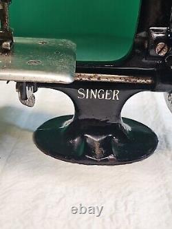 Antique early 1900s Singer MADE IN THE U. S. A. 7 Hand Crank sewing Machine