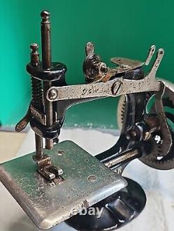 Antique early 1900s Singer MADE IN THE U. S. A. 7 Hand Crank sewing Machine