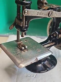 Antique early 1900s Singer MADE IN THE U. S. A. 7 Hand Crank sewing Machine