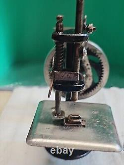 Antique early 1900s Singer MADE IN THE U. S. A. 7 Hand Crank sewing Machine