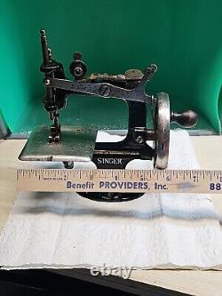 Antique early 1900s Singer MADE IN THE U. S. A. 7 Hand Crank sewing Machine