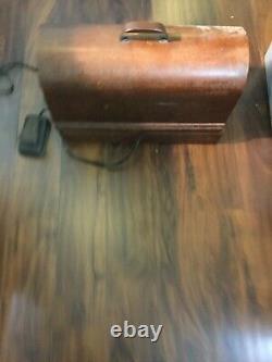 Antique electric Singer 1910 sewing machine Serial number is G8558819