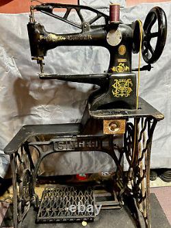 Antique singer sewing machine. Located In Vermont! A Gem