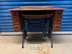 Antique singer sewing machine with table 1921 Refurnished