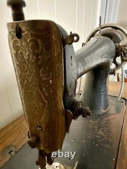 Antique treadle Singer Sewing machine 1910