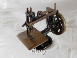 Antique vintage Singer sewing machine salesman sample miniature toy cast metal