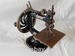 Antique vintage Singer sewing machine salesman sample miniature toy cast metal