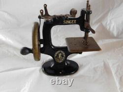 Antique vintage Singer sewing machine salesman sample miniature toy cast metal