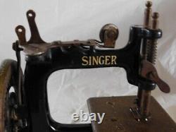 Antique vintage Singer sewing machine salesman sample miniature toy cast metal