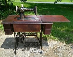 Beautiful 1922 Singer Treadle Sewing Machine Cabinet 1900s Antique