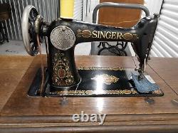 Beautiful 1924 Singer Sewing Machine, book & Accessories, ORIGINAL CONDITION