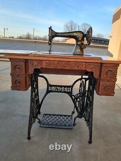Beautiful Antique 1900s Singer Model 27 Sewing Machine, works, attachments includ