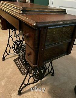 Beautiful Vintage Antique SINGER Sewing Machine in Original Cabinet Table NJ P/U