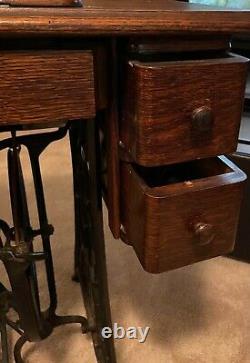 Beautiful Vintage Antique SINGER Sewing Machine in Original Cabinet Table NJ P/U