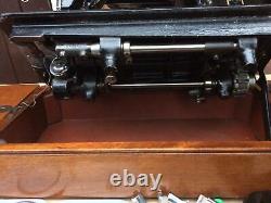 Beautiful Zig zag Vintage Singer Automatic Swing-Needle 306, 306K Sewing machine