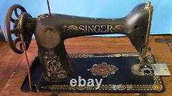 Black Antique Singer Sewing Machine & Wooden DeskPre-OwnedHeavy DutyLEATHER