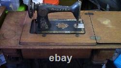 Black Antique Singer Sewing Machine & Wooden DeskPre-OwnedHeavy DutyLEATHER