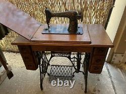 COMPLETE ANTIQUE 1910 SINGER TREADLE SEWING MACHINE & CABINET withCAST IRON BASE